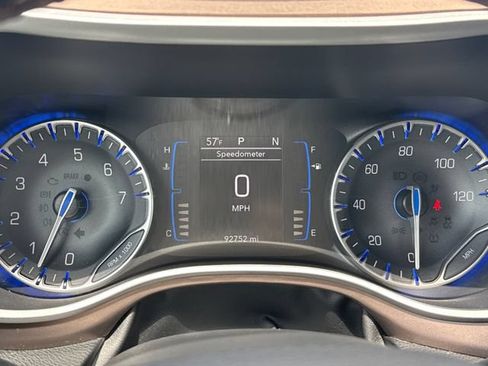 Used 2017 Chrysler Pacifica Touring-L FWD image 16
