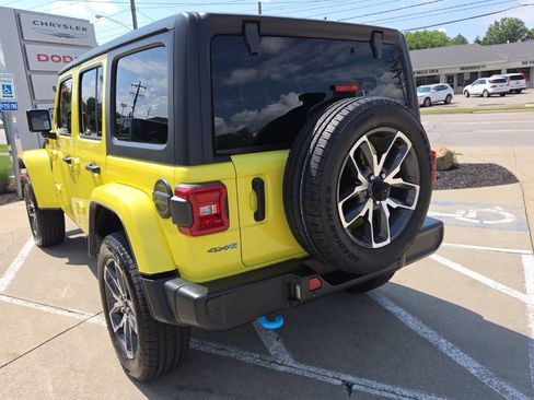 Used 2024 Jeep Wrangler Unlimited w/ Convenience Group AWD/4WD image 10