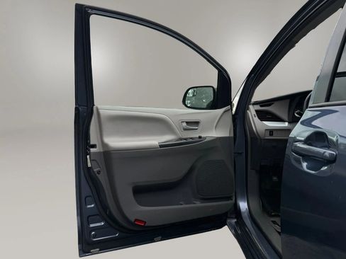 Used 2015 Toyota Sienna LE image 11