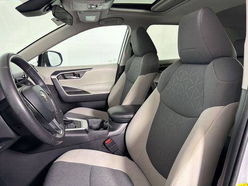 Used 2020 Toyota RAV4 XLE w/ Convenience Package AWD/4WD image 4