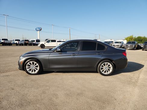 Used 2017 BMW 320i Sedan RWD image 4
