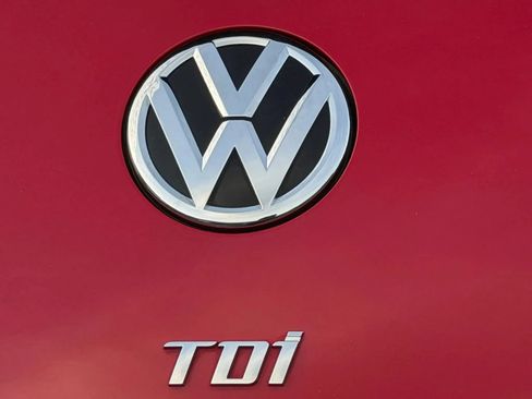 Used 2013 Volkswagen Beetle TDI FWD image 18