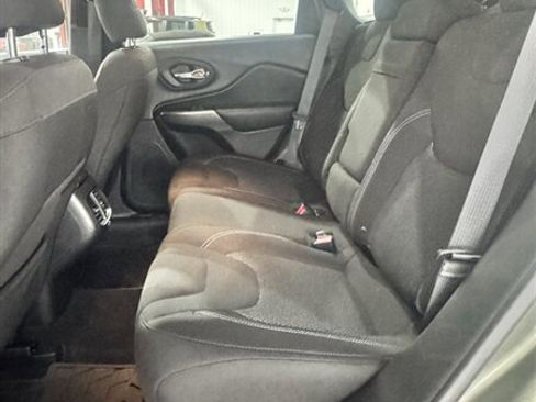 Used 2019 Jeep Cherokee Latitude w/ Popular Appearance Group AWD/4WD image 8