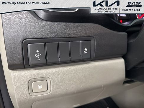Used 2017 Kia Sedona LX w/ LX Essentials Premium Package image 24