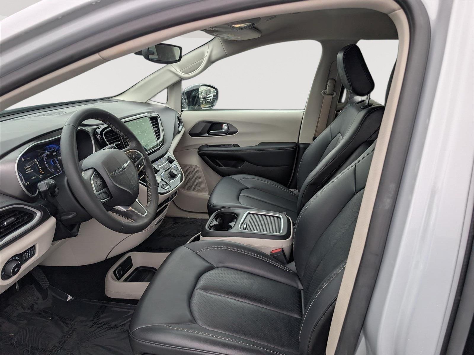 Used 2024 Chrysler Pacifica Touring-L FWD image 16