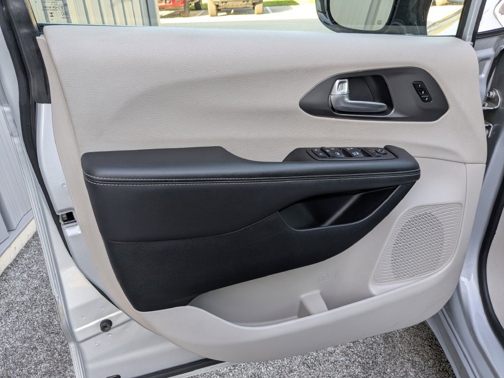 Used 2024 Chrysler Pacifica Touring-L FWD image 25