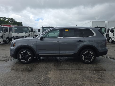 Used 2024 Kia Telluride EX w/ EX Captain's Chair Package image 4