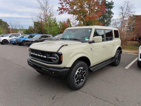 New 2025 Ford Bronco Outer Banks image 3
