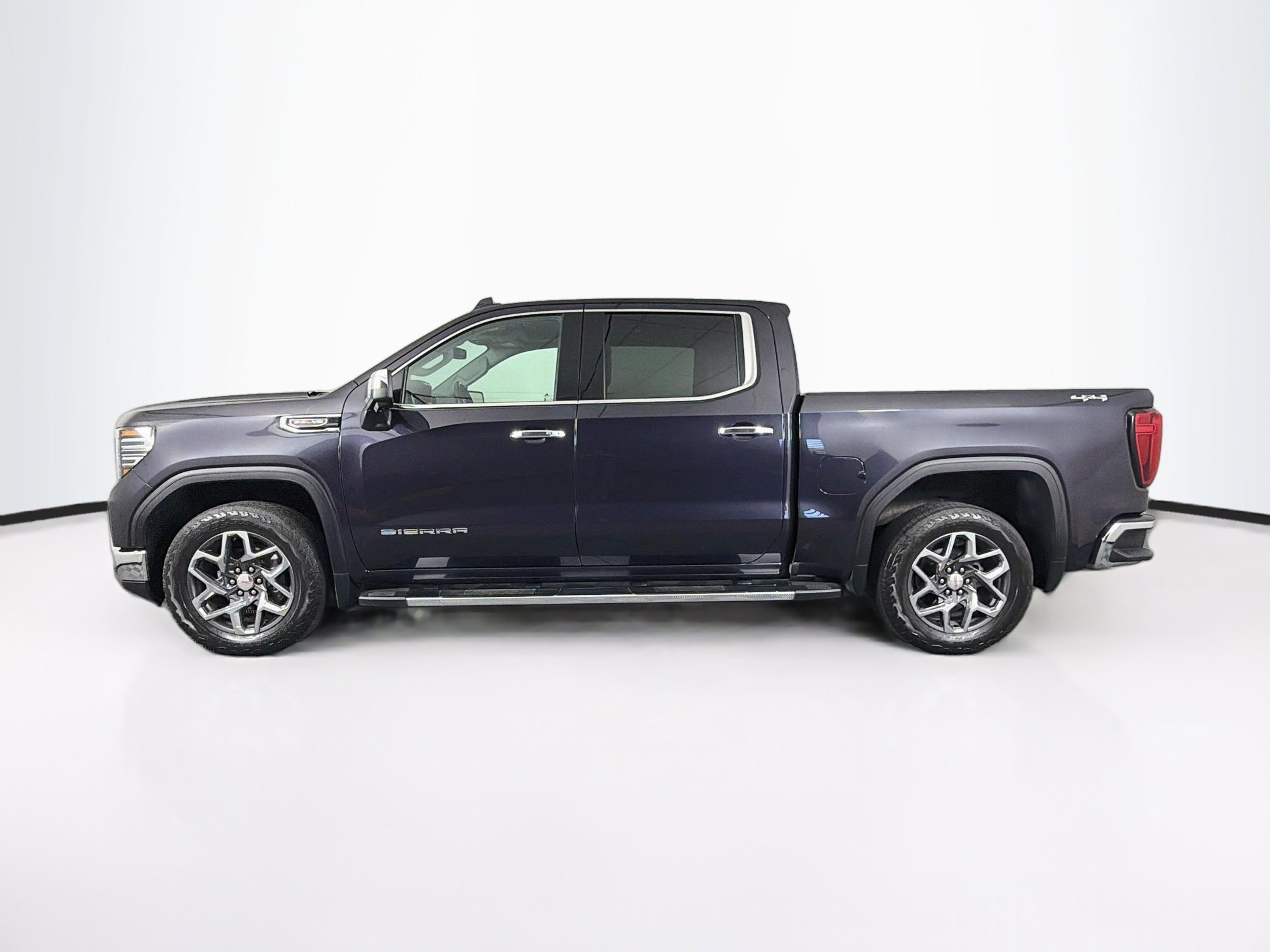 Used 2022 GMC Sierra 1500 SLT w/ SLT Premium Plus Package AWD/4WD image 4