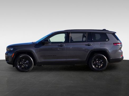 Used 2024 Jeep Grand Cherokee L Laredo image 3