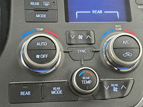 Used 2015 Toyota Sienna XLE image 24