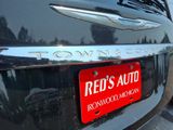 Used 2016 Chrysler Town & Country Touring-L w/ Driver Convenience Group image 4
