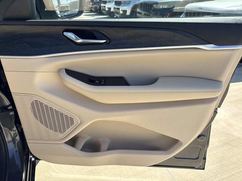 New 2025 Jeep Grand Cherokee L Limited w/ Luxury Tech Group II RWD image 16