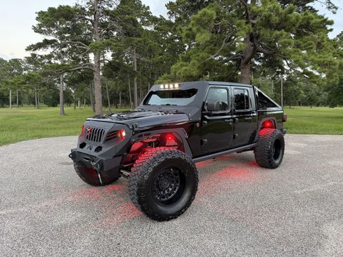 Used 2022 Jeep Gladiator Rubicon w/ Trailer Tow Package AWD/4WD image 3