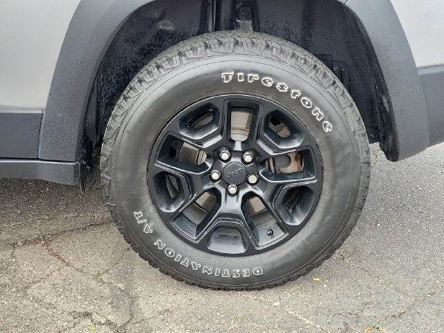 Used 2019 Jeep Cherokee Trailhawk w/ Cold Weather Group AWD/4WD image 28