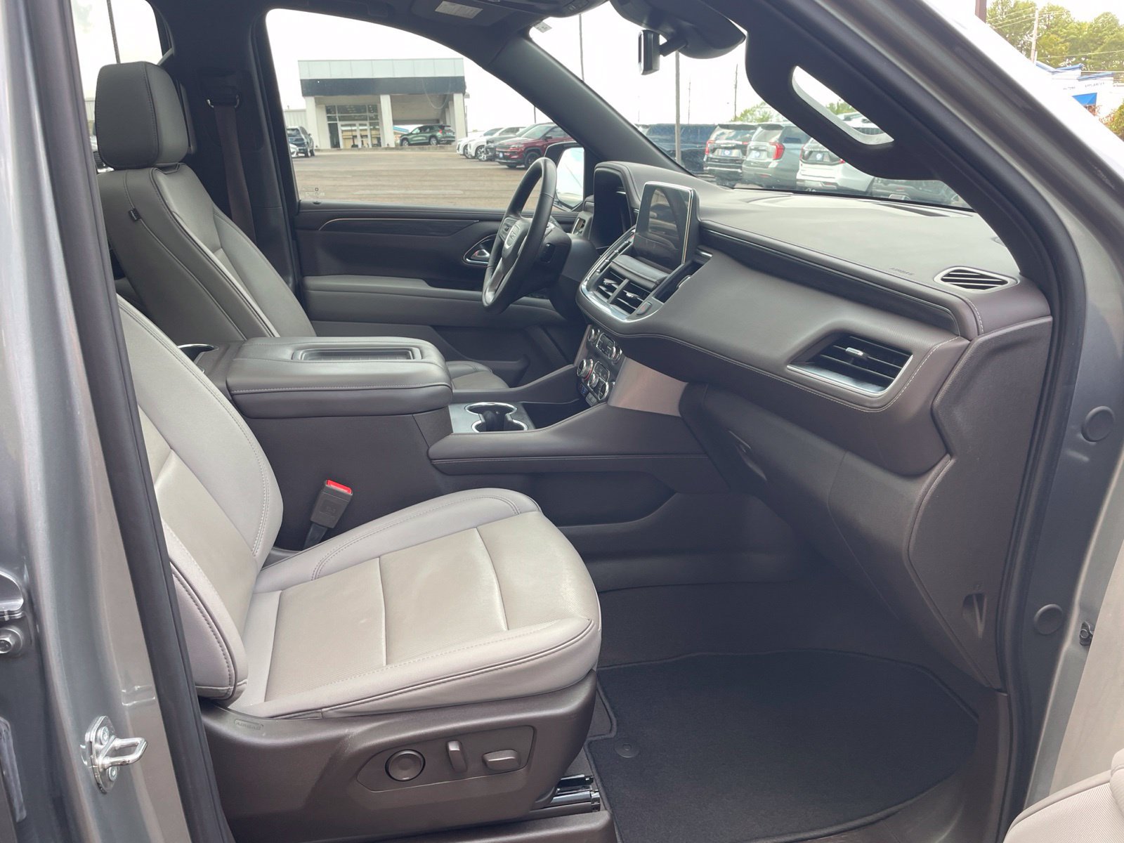 Used 2024 GMC Yukon SLT w/ SLT Premium Package RWD image 38