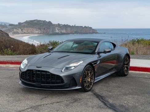 Used 2025 Aston Martin DB12 Coupe image 25