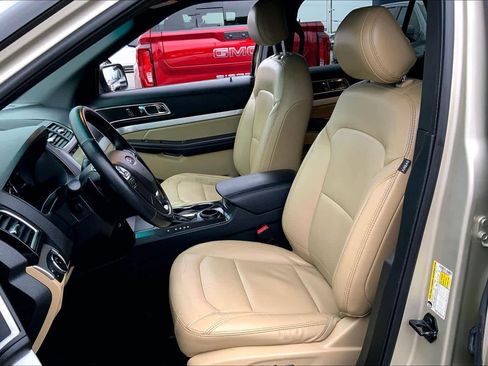 Used 2017 Ford Explorer XLT w/ Equipment Group 202A FWD image 8