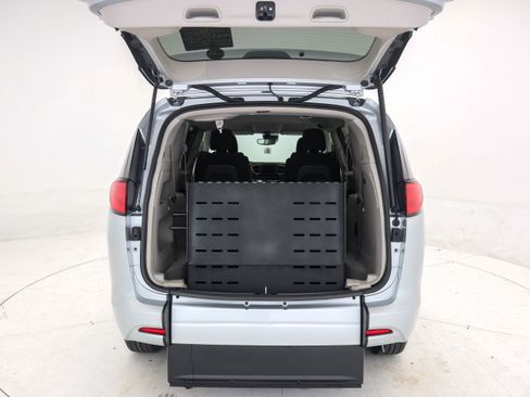 Used 2023 Chrysler Voyager LX image 11