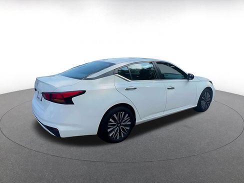 Used 2025 Nissan Altima 2.5 SV FWD image 14