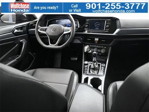 Used 2024 Volkswagen Jetta SE w/ Panoramic Sunroof Package image 10