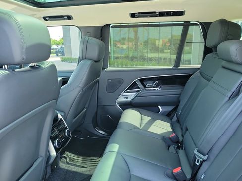 Used 2025 Land Rover Range Rover Long Wheelbase SE AWD/4WD image 16