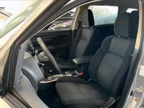 Used 2020 Mitsubishi Outlander ES image 9