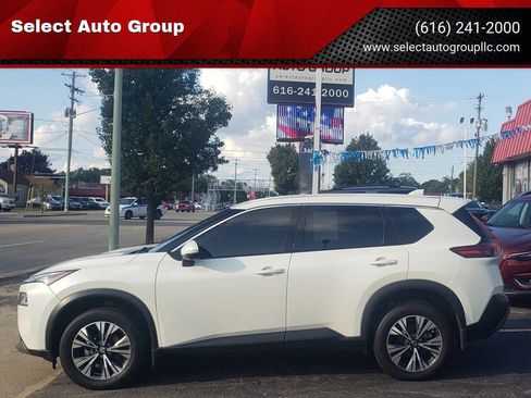 Used 2021 Nissan Rogue SV image 1