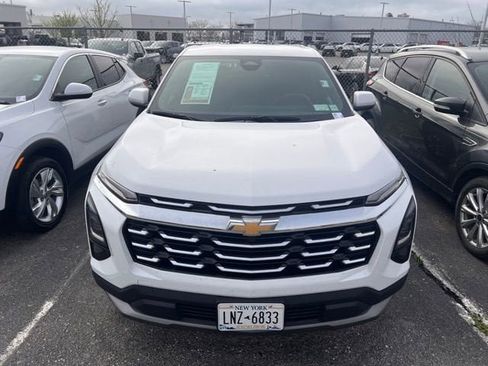 Used 2025 Chevrolet Equinox LT image 2