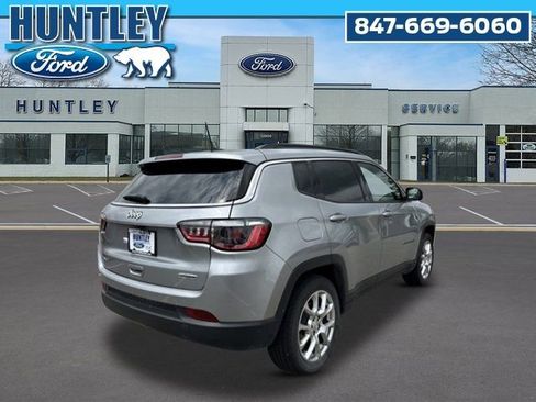 Used 2023 Jeep Compass Latitude AWD/4WD image 4