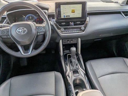 Used 2025 Toyota Corolla Cross XLE w/ Convenience Package image 17