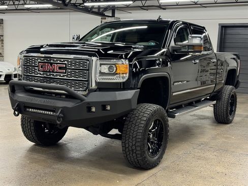 Used 2018 GMC Sierra 2500 Denali w/ Duramax Plus Package image 3