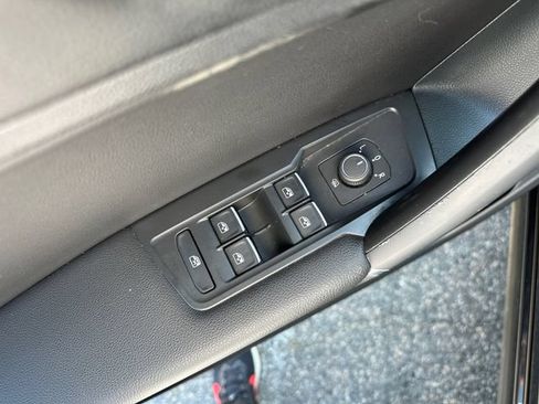 Used 2020 Volkswagen Tiguan SE FWD image 22