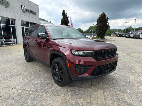 Used 2023 Jeep Grand Cherokee Altitude AWD/4WD image 2