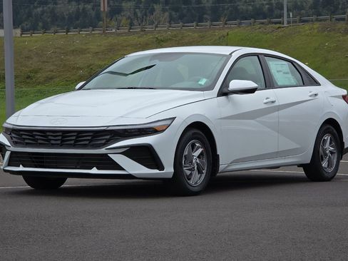Used 2025 Hyundai Elantra SE image 7