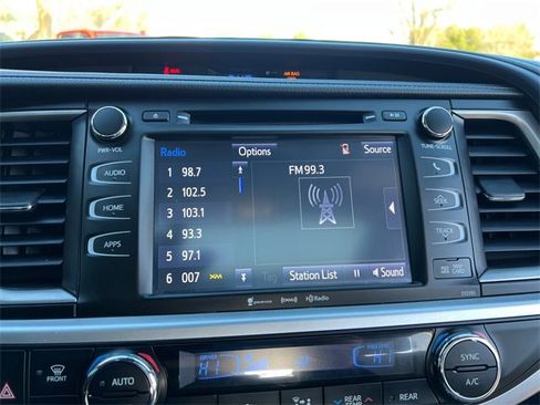 Used 2019 Toyota Highlander XLE image 22