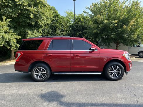 Used 2018 Ford Expedition XLT w/ Equipment Group 202A AWD/4WD image 10