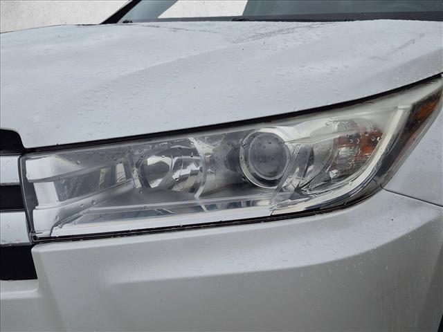 Used 2017 Toyota Highlander LE AWD/4WD image 2