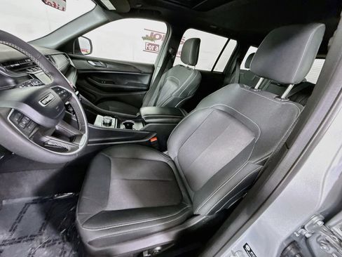 Used 2025 Jeep Grand Cherokee Laredo X AWD/4WD image 25