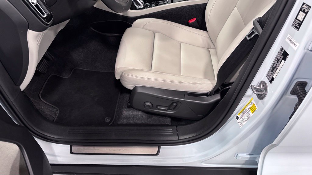 Certified 2026 Volvo XC40 B5 Plus AWD/4WD image 11