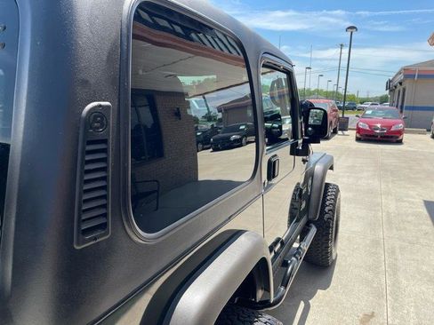 Used 2004 Jeep Wrangler X w/ Convenience Group AWD/4WD image 11
