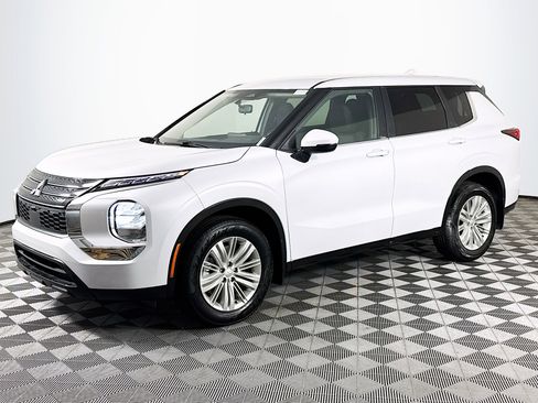 Used 2024 Mitsubishi Outlander ES image 4