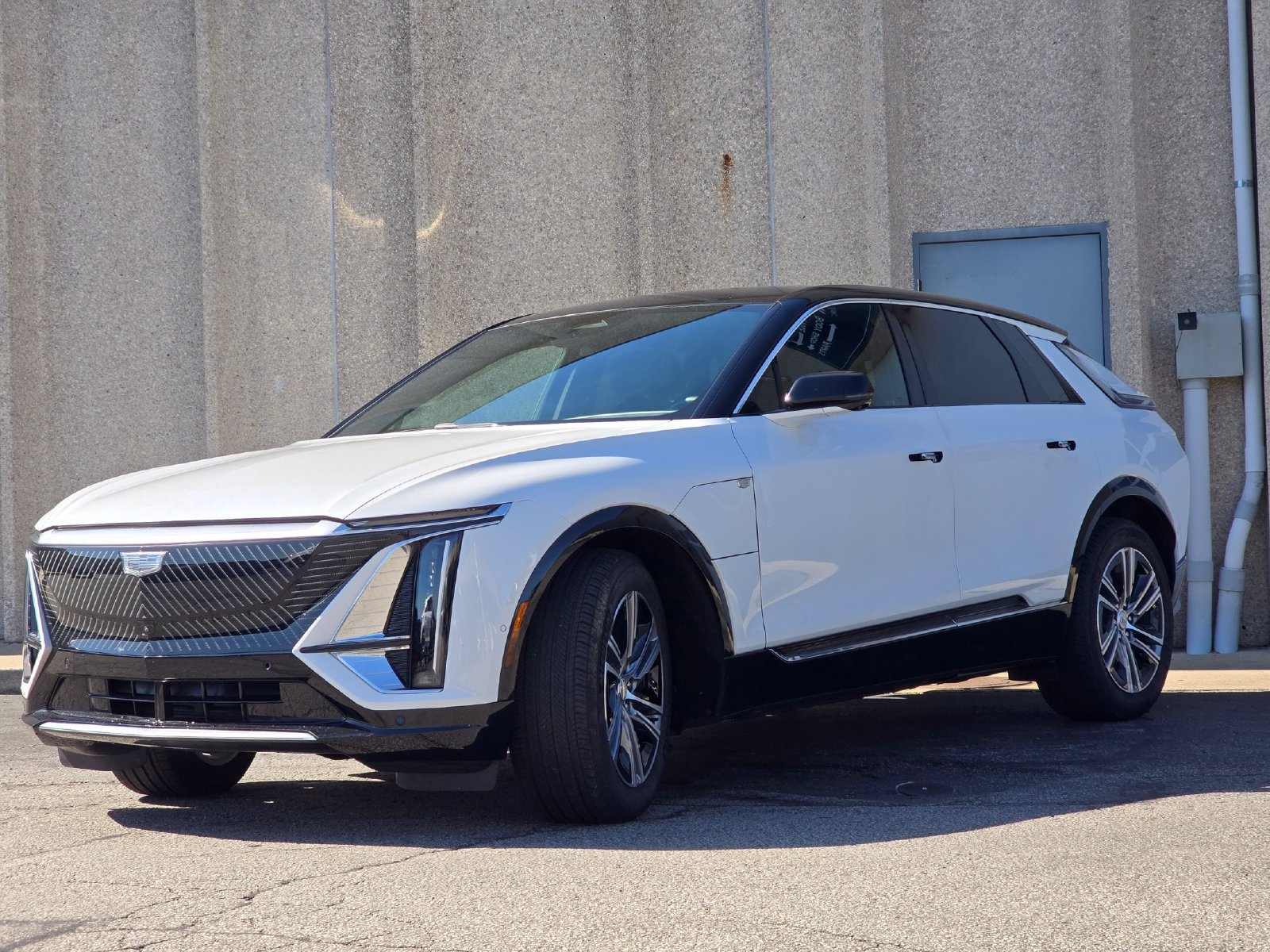 Certified 2025 Cadillac Lyriq Luxury w/ LPO, Floor Liner Package AWD/4WD image 4
