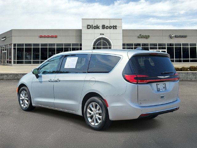 Used 2023 Chrysler Pacifica Touring-L AWD/4WD image 3