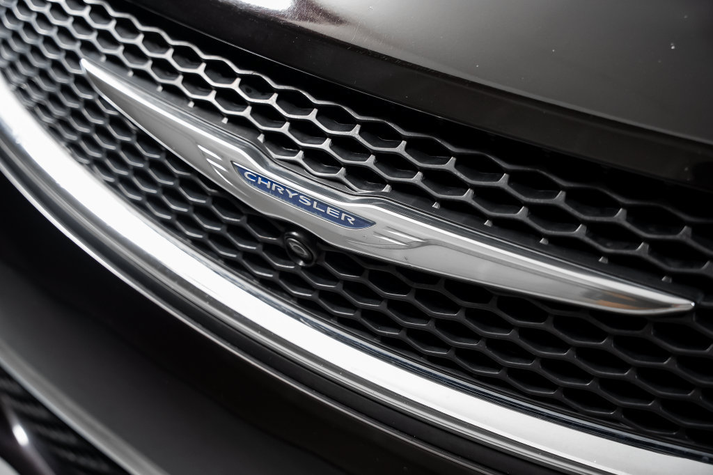 Used 2018 Chrysler Pacifica Touring-L w/ Advanced Safetytec Group FWD image 21