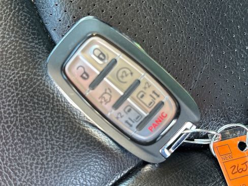 Used 2022 Chrysler Pacifica Touring-L image 37