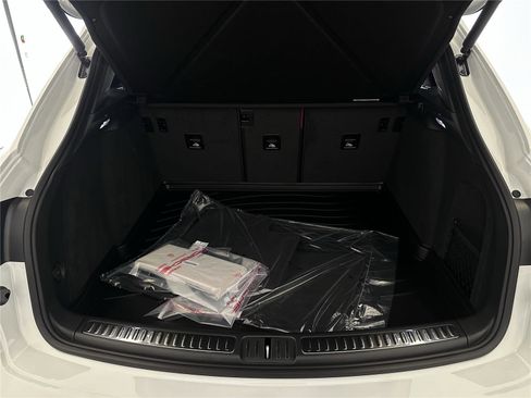 Used 2025 Porsche Macan image 28