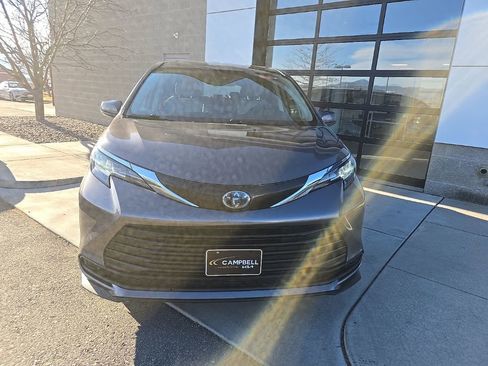 Used 2023 Toyota Sienna LE image 2