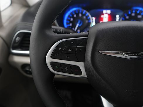 Used 2024 Chrysler Pacifica Limited image 23