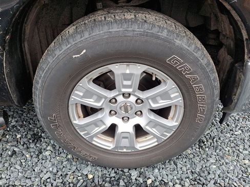 Used 2019 Nissan Titan SV image 6